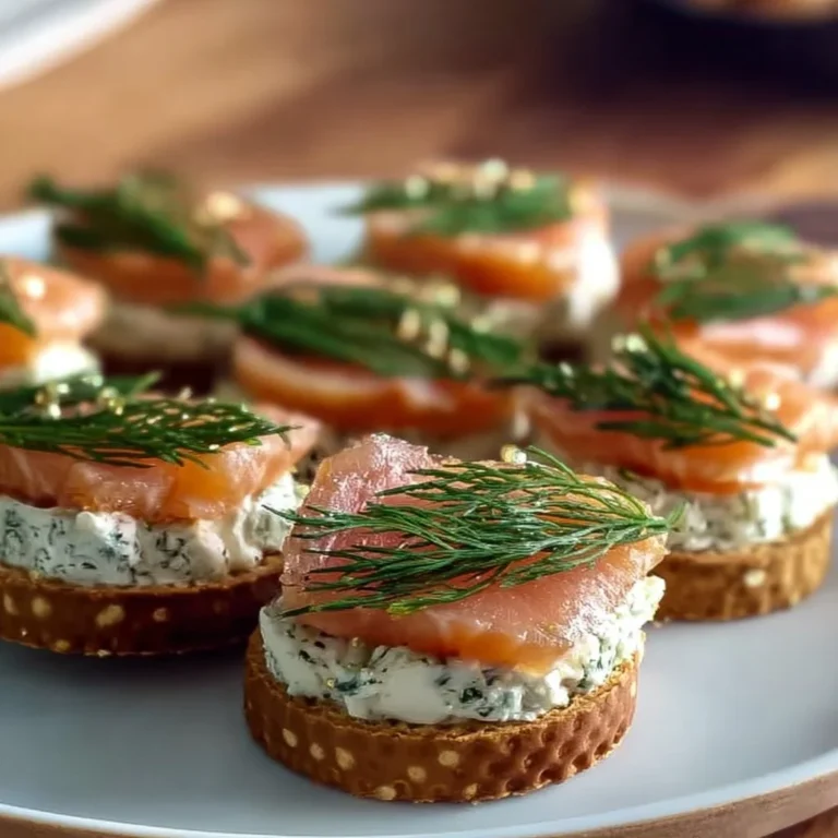 Räucherlachs Canapés mit Frischkäse auf einem attraktiven Servierbrett