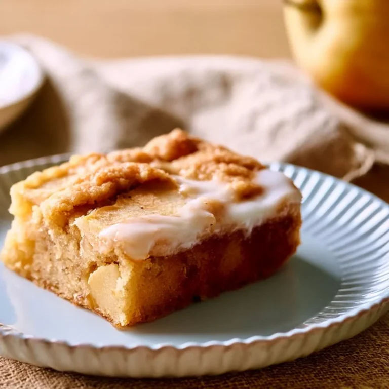 Klassischer Apfelkuchen vom Blech mit frischen Äpfeln und Zimt