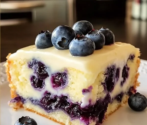 Zitronen-Blaubeer-Kuchen mit einem leckeren Cheesecake-Guss